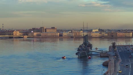 Blick-auf-den-Kreuzer-Aurora-und-der-Newa-in-St.-Petersburg-am-Abend-im-Frühjahr.-Timelapse