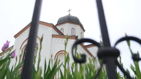 Cámara-se-mueve-más-allá-de-la-iglesia-ortodoxa-azul-blanca