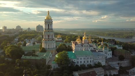 Luftaufnahme-des-Kiewer-Höhlenkloster,-Kiew,-Ukraine