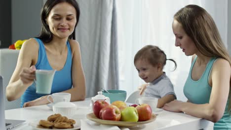 Pareja-del-mismo-sexo-con-niño-desayunando