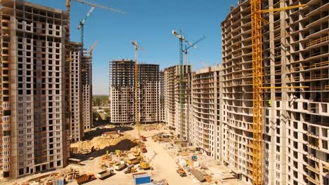 Bau-von-Häusern.-Drohne-fliegen-über-Baustelle-mit-Turmdrehkranen