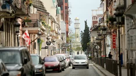 Auto-fahren-auf-Batumi-Straße,-traditionelle-Architektur,-Europäische-Stadt,-Tourismus