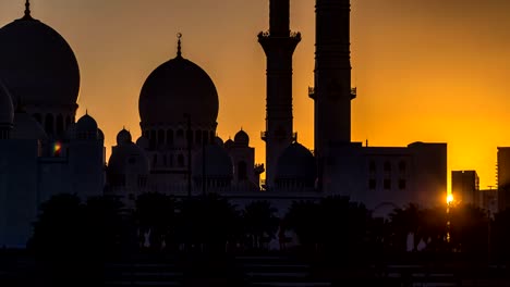 Sheikh-Zayed-Grand-Moschee-in-Abu-Dhabi-bei-Sonnenuntergang-Timelapse,-Vereinigte-Arabische-Emirate