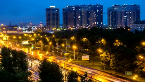 Nacht-Panorama-des-Verkehrs-und-Fenstern-der-Häuser-am-Rande-der-Metropole,-Zeitraffer