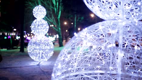 Weihnachten,-Silvester-Zeit-in-den-Stadtstraßen,-dekoriert-und-beleuchtet.