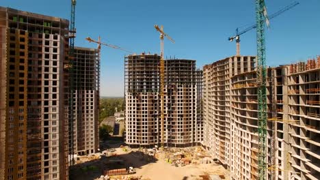 Bau-von-Häusern.-Drohne-fliegen-über-Baustelle-mit-Turmdrehkranen