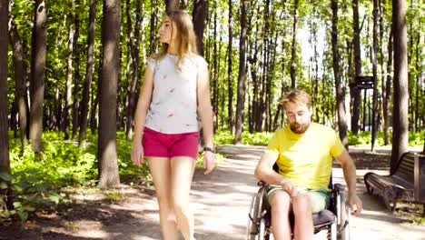 Porträt-von-glücklichen-jungen-deaktivieren-Mann-bei-einem-Spaziergang-im-park