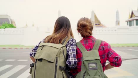 Cámara-lenta---pareja-de-viajero-mochilero-mujeres-asiáticas-lesbianas-lgbt-viaje-en-Bangkok,-Tailandia.-Feliz-joven-mujer-vacaciones-viaje-asombroso-hito-y-disfrutar-de-su-viaje-en-la-ciudad-tradicional.