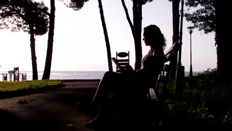 Girl-with-a-tablet-on-vacation.