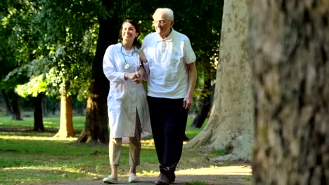 Médico,-enfermera,-cuidado-personas-mayores,-niña-(mujer)-y-abuelo-sentado,-caminar-en-el-parque-al-aire-libre.