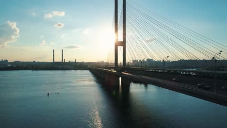 Luftbild-Drohne-Filmmaterial.-Niedrige-fliegen-nach-Süden-Brücke-in-Kiew-bei-Sonnenuntergang