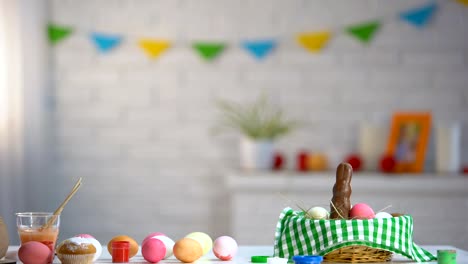 Feliz-chica-sonriendo-mirando-a-cámara,-Semana-Santa,-última-realización