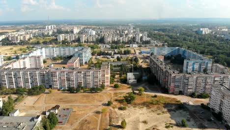 Vista-aérea-de-edificios-residenciales-de-varios-pisos-en-la-ciudad