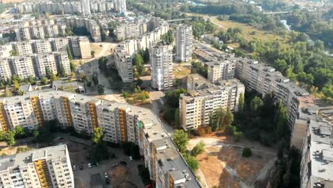 Luftaufnahme-von-mehrstöckigen-Wohngebäuden-in-der-Stadt