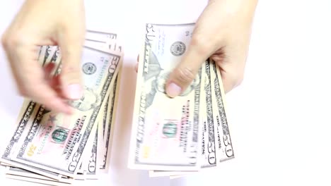 Exclente-video-de-femeninas-manos-contando-dinero-en-blanco,-de-billetes-de-un-dólar-cincuenta-efectivo-cerca