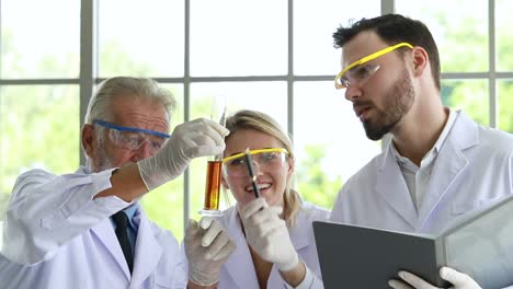 Medizinische-Forscher-und-Wissenschaftler-treffen-und-arbeiten-im-Labor.