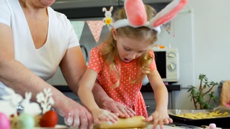 Little-Girl-und-ihr-Gradma-Rolling-Out-a-Dough