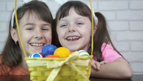 Niños-felices-con-huevos-de-Pascua