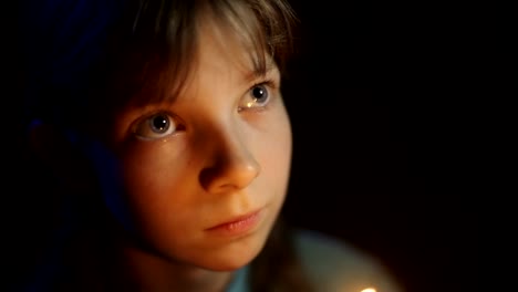 little--girl-praying-in-a-dark-room