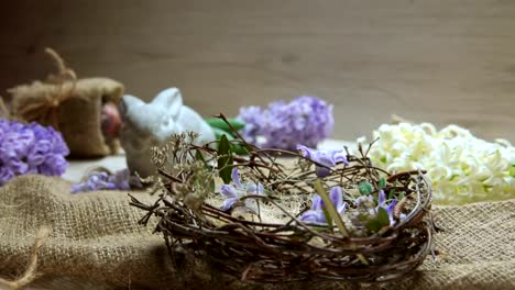 La-mano-del-niño-pone-huevo-de-color-en-el-nido-de-Pascua