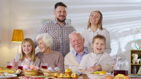 Porträt-der-glücklichen-Familie-beim-Osteressen