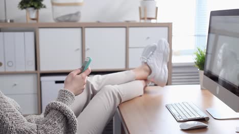 Junge-Frau-prokrastelt-ihr-Smartphone