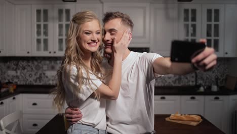 Video-Chat-by-Couple-on-Smartphone