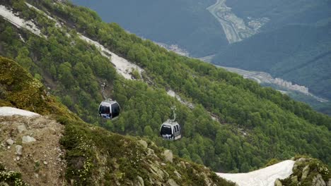 Luftaufnahme-des-Skigebietes-und-der-Seilbahn-mit-Kabinen