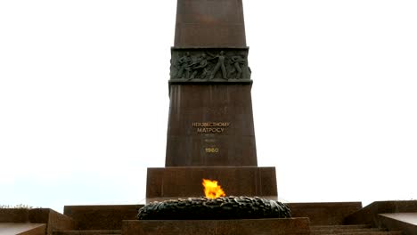 Denkmal-des-Krieges.-Die-ewige-Flamme-am-Denkmal-für-einen-unbekannten-Matrosen,-der-während-des-Großen-Vaterländischen-Krieges-in-der-Stadt-Odessa-starb.