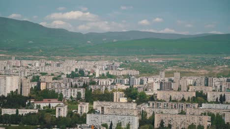 GEORGIA,-TBILISI-CIRCA-MAI-2019--unbekannte-Personen-und-Auto-vom-Hügel-von-Tiflis