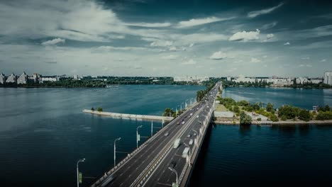 Vídeo-de-hiperlapso-aéreo-con-vista-de-Bridge,-corrección-de-color-cinematográfica-oscura