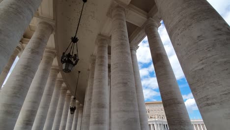 Gran-famosa-columnata-famosa-de-la-Basílica-de-San-Pedro-en-la-ciudad-del-Vaticano-en-Italia