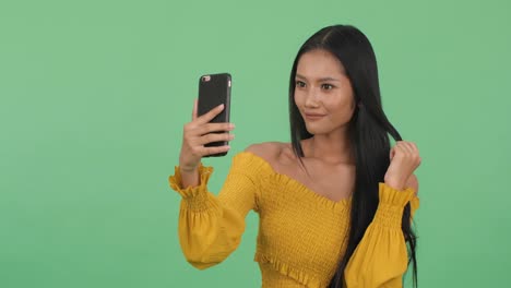 Asiatische-schöne-Frau-Fotografie-Selfie-mit-Smartphone.-Konzept-von-Schönheit,-Mode-und-Social-Media.