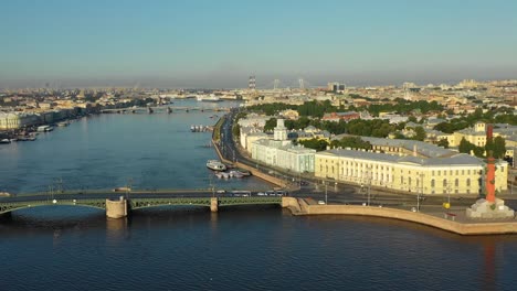 Vista-aérea-del-río-Neva,-el-puente-del-Palacio-y-Kunstkamera