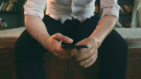 Menschen-halten-Smartphone-mit-kybernenetischer-Prothese.-Bionischer-Arm.-Prothetische-Hand.