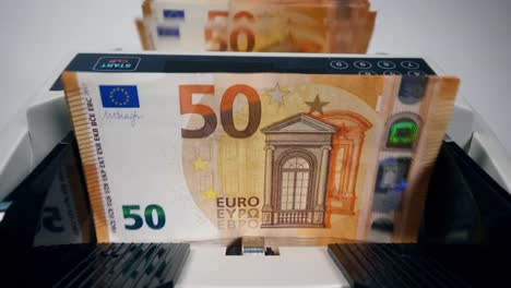 Euro-Banknoten-werden-automatisch-gezählt