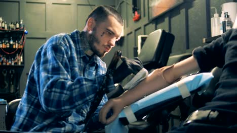 Workshop-with-a-male-artist-tattooing-a-prosthetic-arm