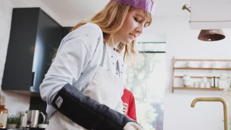 Pareja-gay-mujer-en-casa-en-la-cocina-cocinando-cena-vegetariana-el-día-de-Navidad-juntos