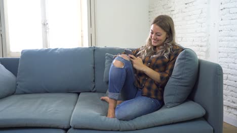 Hermosa-mujer-en-el-chat-de-teléfono-móvil-en-las-redes-sociales