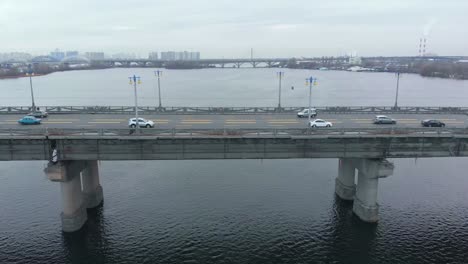 Kamerabewegung-entlang-der-Autobrücke