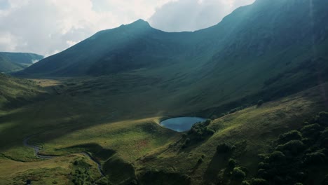 Vista-aérea;-drone-moviéndose-sobre-el-lago-de-montaña