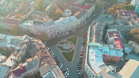 Vista-aérea-de-la-plaza-Katerynynska-con-monumento-de-Catalina-II-la-Grande-en-Odesa