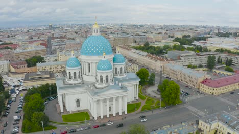 The-famous-Trinity-Cathedral-with-blue-domes-and-gilded-stars,-view-of-the-historic-part-of-the-city-of-Saint-Petersburg,-typical-houses-around