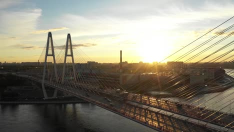 Vista-aérea-o-superior-desde-el-dron-de-puente-de-hormigón-con-carretera-de-asfalto-o-carretera-sobre-el-gran-río-con-el-tráfico-de-coches-de-la-ciudad,-transporte-urbano,-tonizado