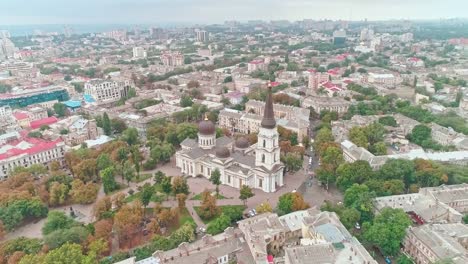 Luftaufnahme-der-Verklärung-Kathedrale-und-Odessa-Stadtzentrum-an-bewölkten-Tag.