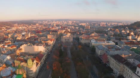 vuelo-por-encima-de-los-tejados-al-atardecer.-antigua-ciudad-europea.-Ucrania-Lviv