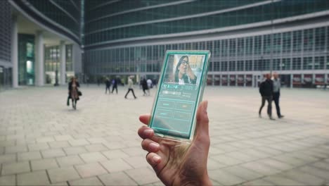 Zeitlupe-einer-Geschäftsfrau-Hand-mit-einem-futuristischen-Glas-Handy-mit-der-neuesten-fortschrittlichen-Augmented-Reality-holographische-Technologie,-um-Videoanruf-an-ihre-Kollegen-zu-machen