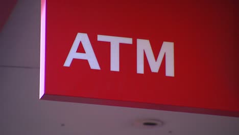 Geld-bei-der-Bank-ATM-abheben