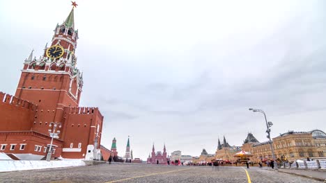 Rusia,-Moscú,-Plaza-Roja-timelapse.-La-torre-Spasskaya-y-el-centro-comercial-GUM-en-la-parte-posterior