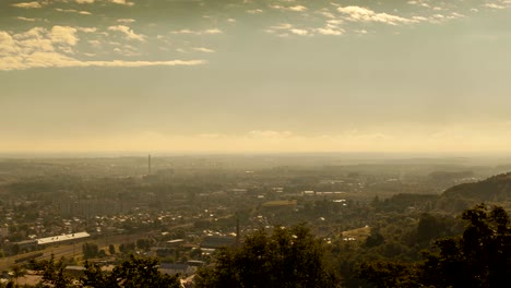 Morgen-Zeitraffer-in-der-Stadt-mit-bewegte-Wolken.-Morgensonne-Strahlen.-Lviv,-Ukraine.